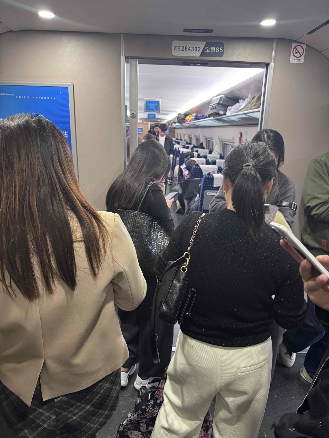 襄阳人最关心的高铁是哪个？今天从武汉回襄阳，车上人满为患。这个就是襄阳横向高