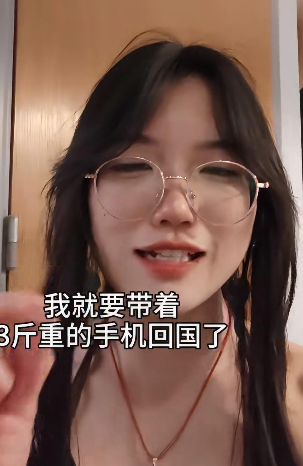 女子去英国旅游听说小偷很多，于是带了10部模型苹果手机，并且每天都敞开包包，但是