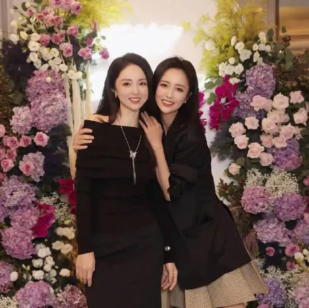 她们二个到底谁更好看呢？好多人都说她们两个长的很像，就像双胞胎一样。但是我