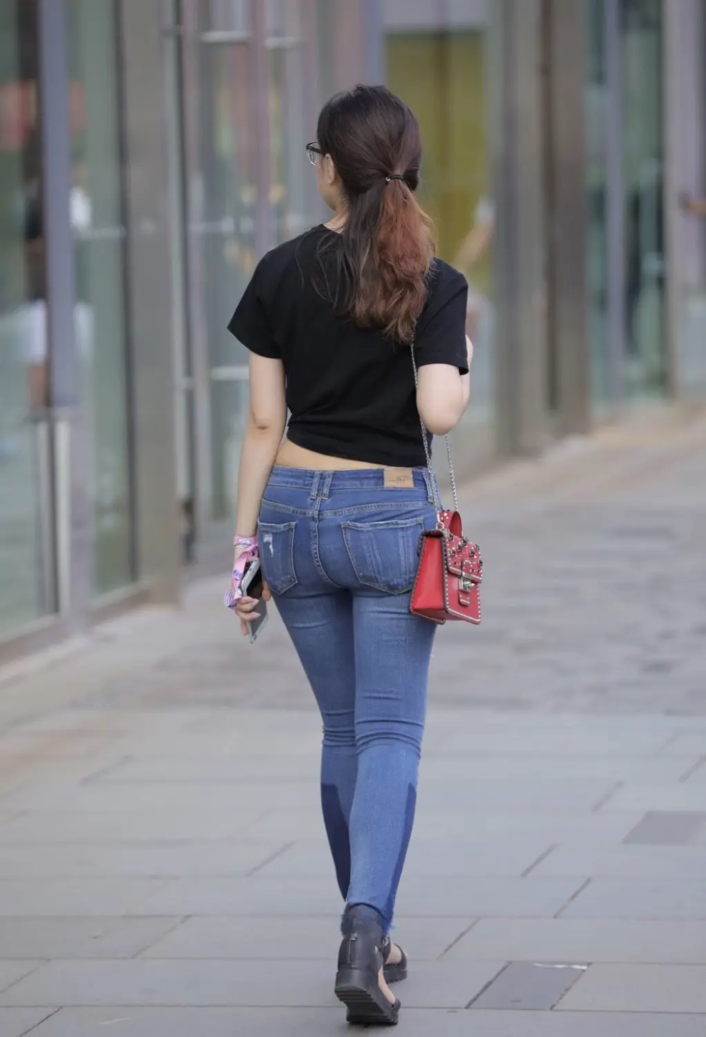 牛仔裤穿搭 街拍牛仔裤穿搭 紧身牛仔裤
