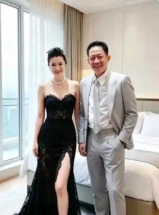 王志文和陈坚红这对夫妻，真是越看越让人羡慕。2026年街拍里，王志文虽头发稀疏、
