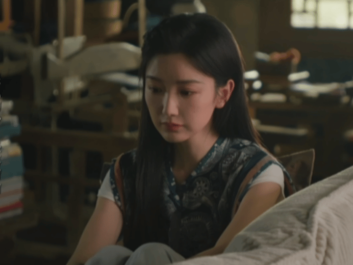 毛晓彤用一场哭戏演绎出角色的灵魂！泪珠如珍珠般滚落，在灯光下闪烁着破碎的光芒。从