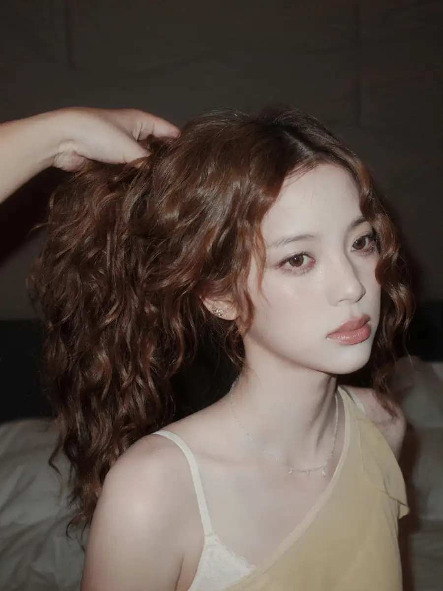 欧阳娜娜羊毛卷造型！雪白肌肤配可爱吃相