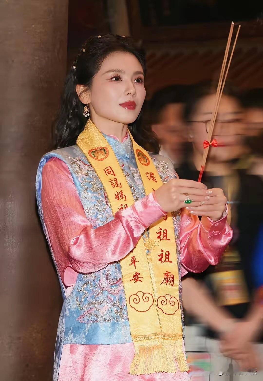 信不信，有些人的面相，天生就带香火气。5月9号，刘涛去福建莆田湄洲岛了。干嘛