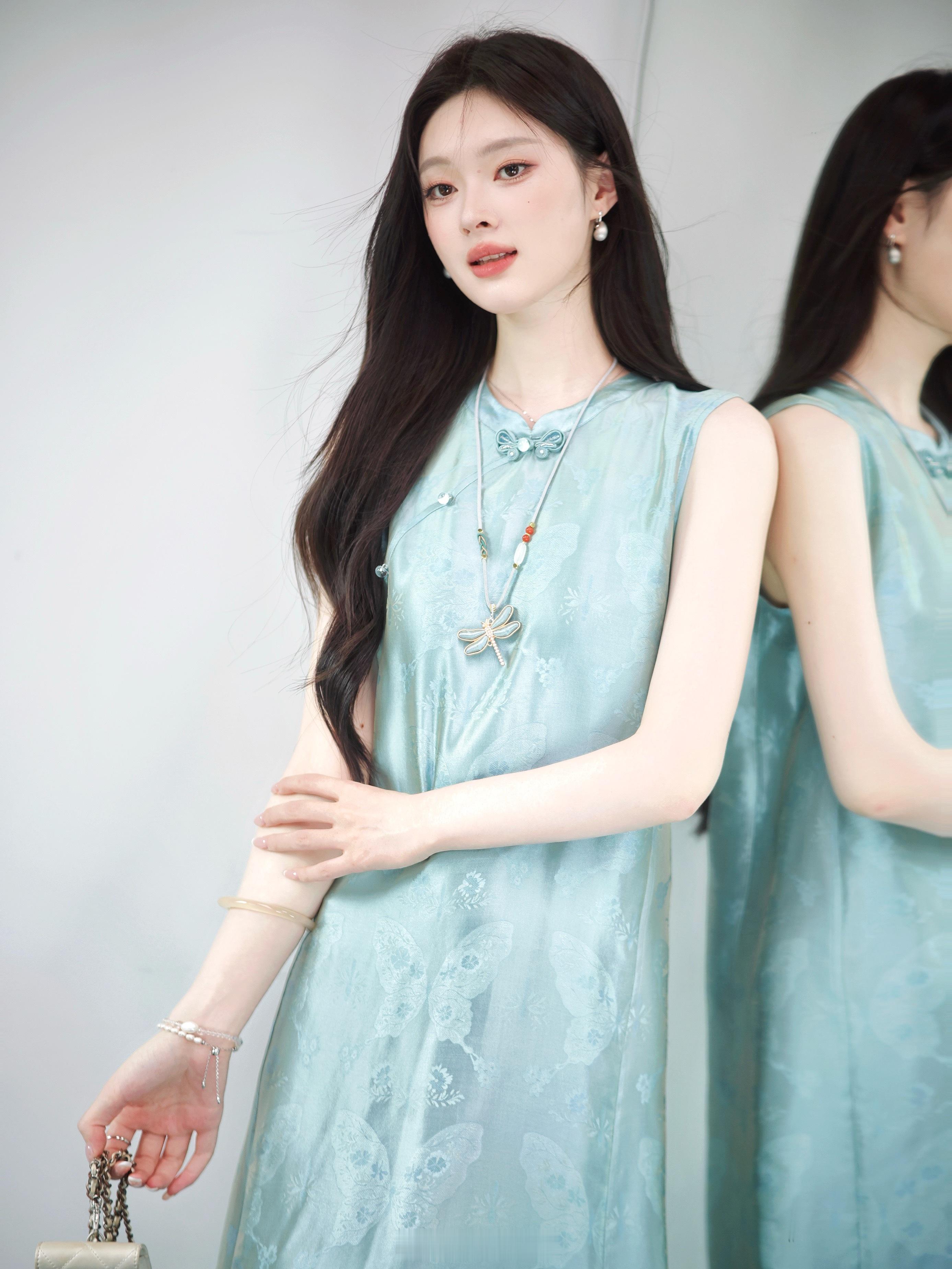 “流光映玉案溢彩满华筵”100真丝流光绸美妙到整个人都在发光啊！