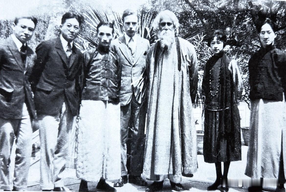 1924年，泰戈尔（右三）访华期间与梁思成（左一）、林长民（左三）、林徽因（右二