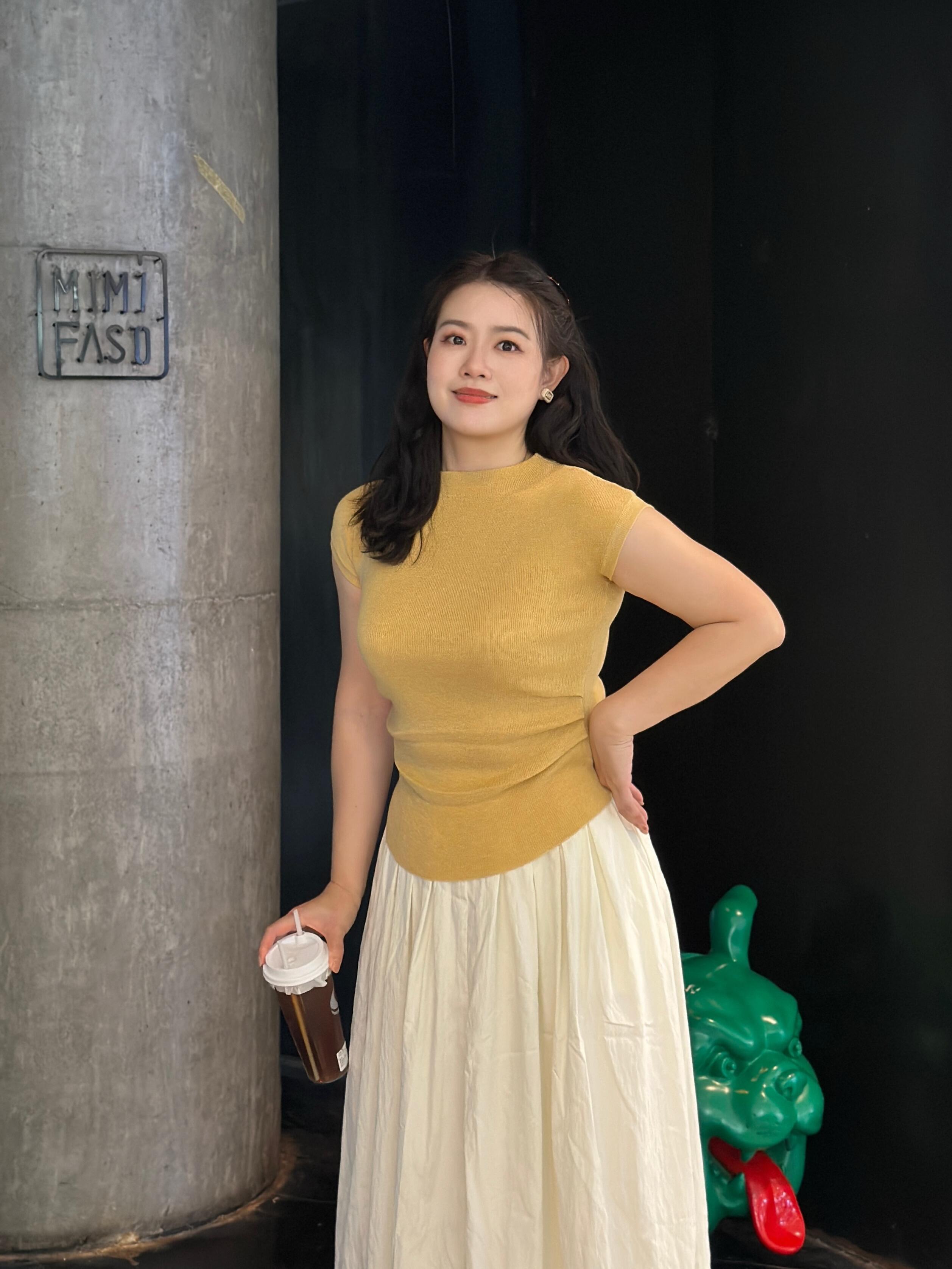 小姨子一个人跑出来喝咖啡。