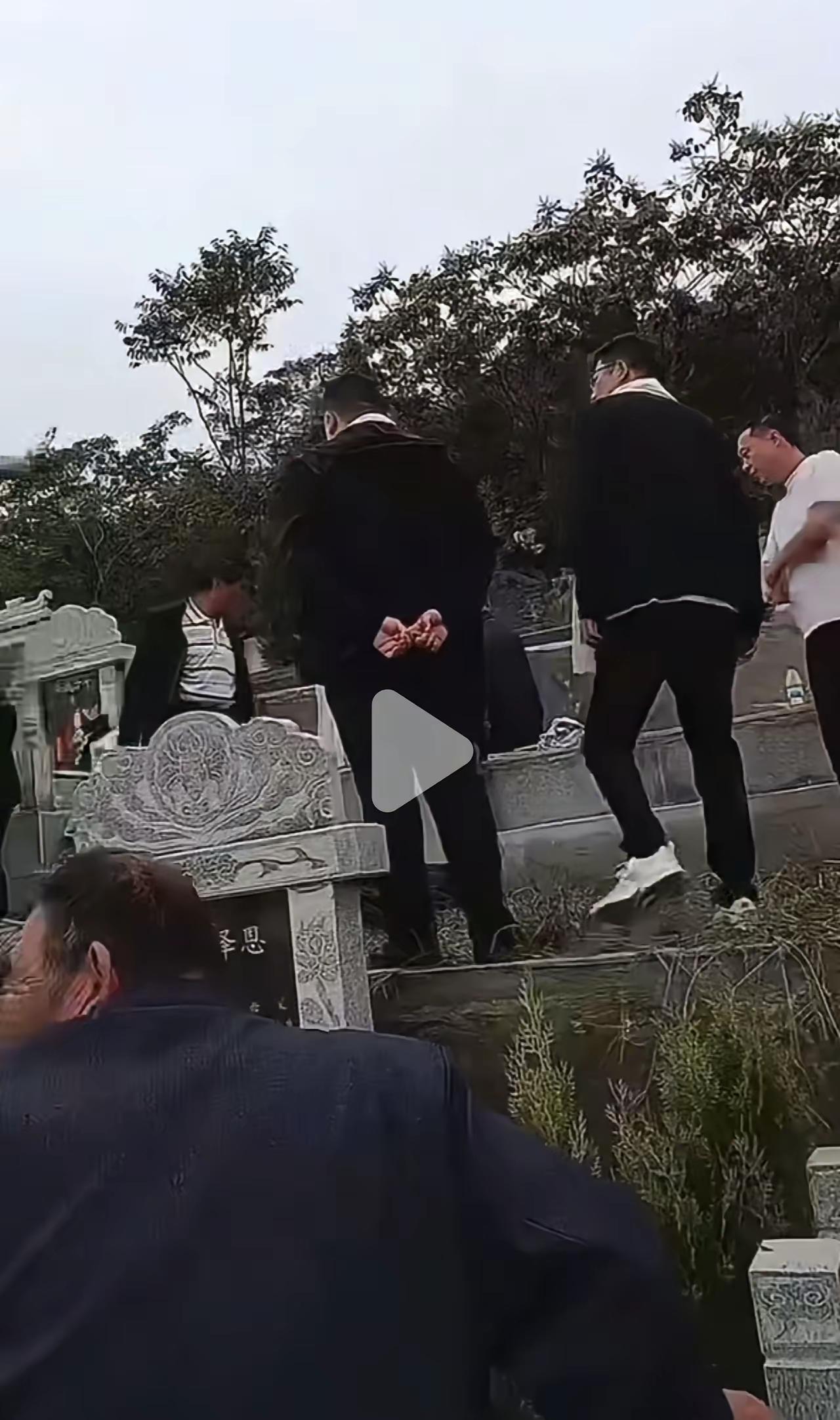 《儿女满堂》极大的讽刺杜新枝儿女满堂，这四个字，确实像一记响亮的耳光，抽在“