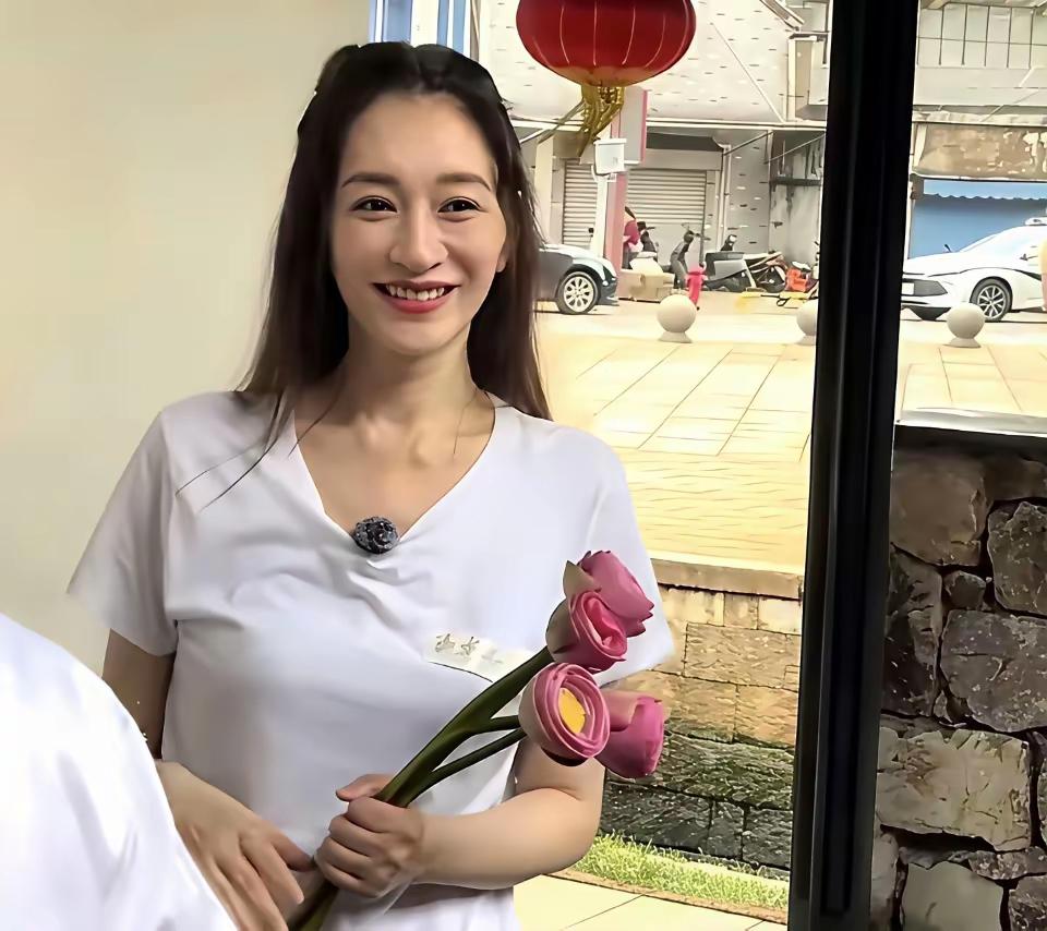 看了《天使的降临》后，觉得李小冉扮演的林婷，在形象和气质上很像天使。看了现实中