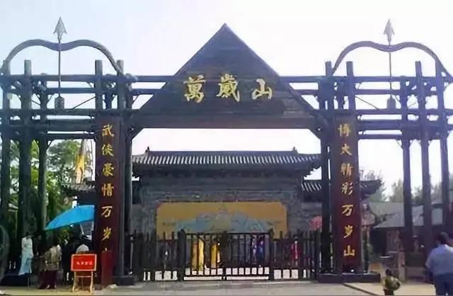 近几年，河南突然蹦出来一批口碑极好的企业。许昌的胖东来被打工人拥戴，白象对残疾