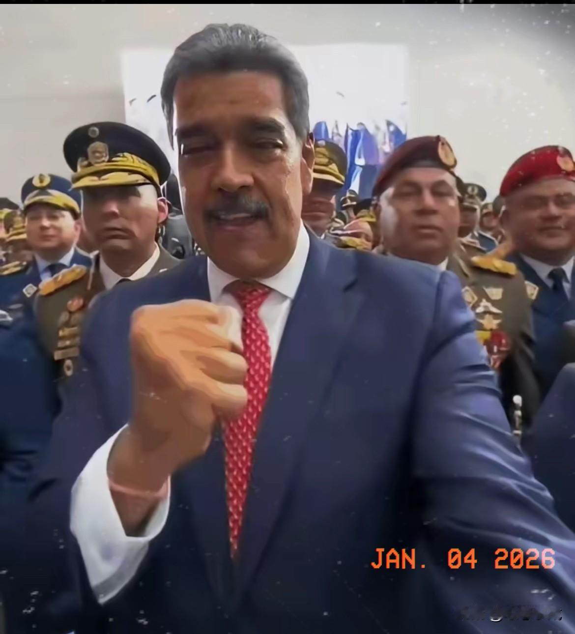 满室功勋加身的将军，金星勋章挂满胸膛，表忠心时一把鼻涕一把泪，口号喊得震天响