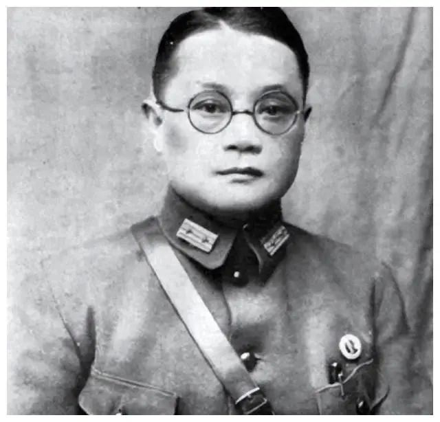 🌞1938年，新四军司令陈世俊去买香烟，结账时却无意看见了店老板的手腕。愣