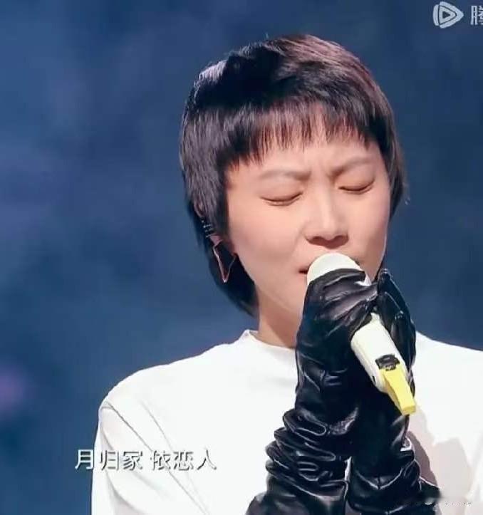 说句不怕得罪人的话，“湾区升明月”晚会上，窦靖童真的没必要模仿王菲，因为她唱