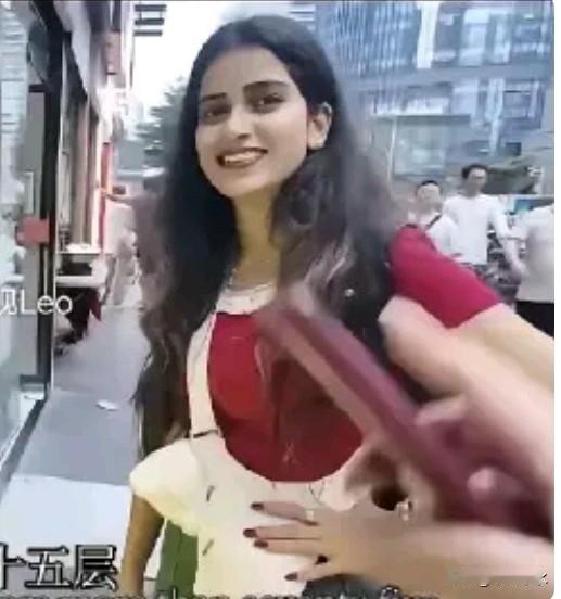 印度姑娘在中国住了两年，一直以为是她“刹帝利”的种姓，才得以处处被关照——银行让