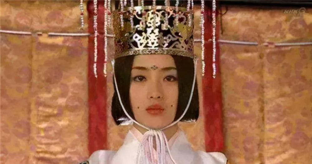 在日本皇室的千年传承史中，血缘从来不是神圣的象征，而是一个阴影重重的牢笼，从神话