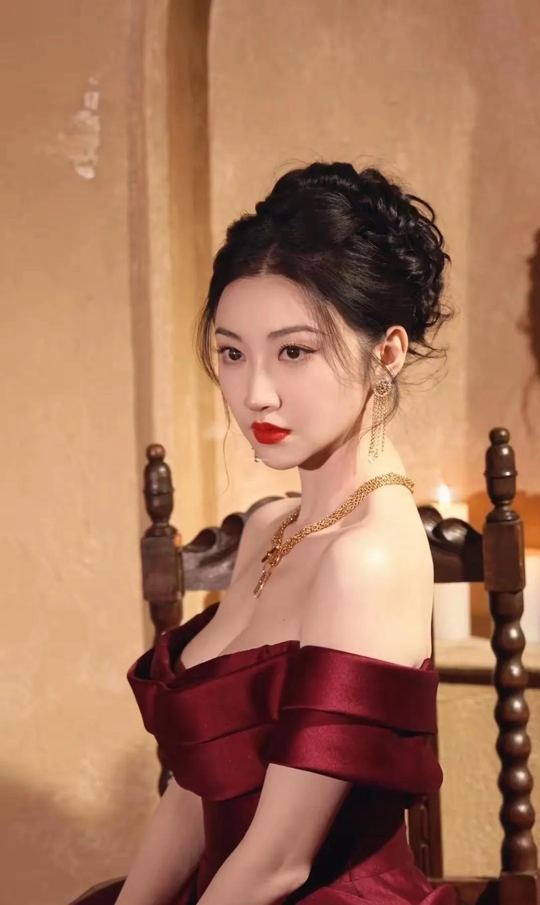 景甜这是什么复古名媛杀！💃酒红色露肩长裙+高盘发，一整个从旧时光里走出来