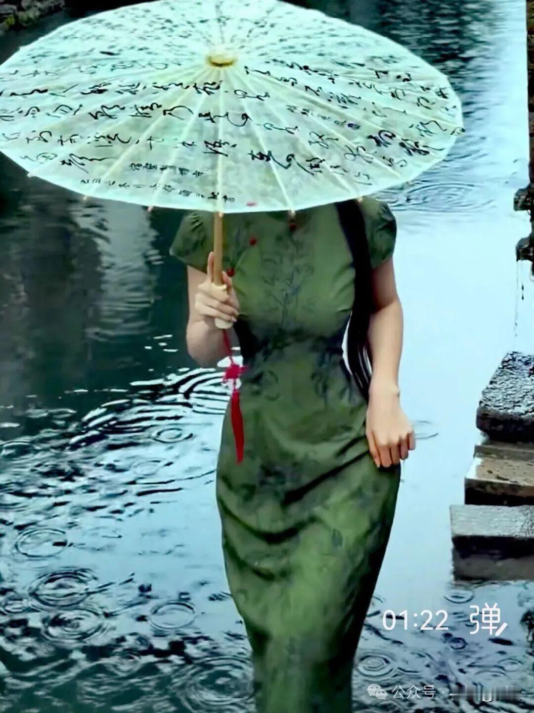 上联:梦入江南雨巷下联:情系故里炊烟横批:梦回乡关