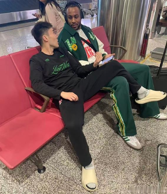 辽宁队的翻译卢睿昕和莫兰德关系真好啊！俩人在机场候机大厅坐着，卢睿昕的腿直接搭在