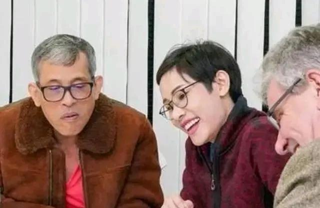 西拉米长得美也会打扮，当年的她就是开在泰王身边的一枝人间富贵花。诗妮娜好接地气，