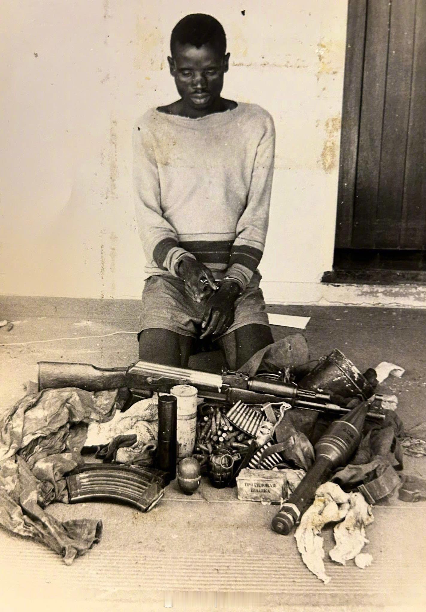 烽火问鼎计划照片中的历史在罗得西亚捕获的左翼游击队战士及其装备，由英国南非警察