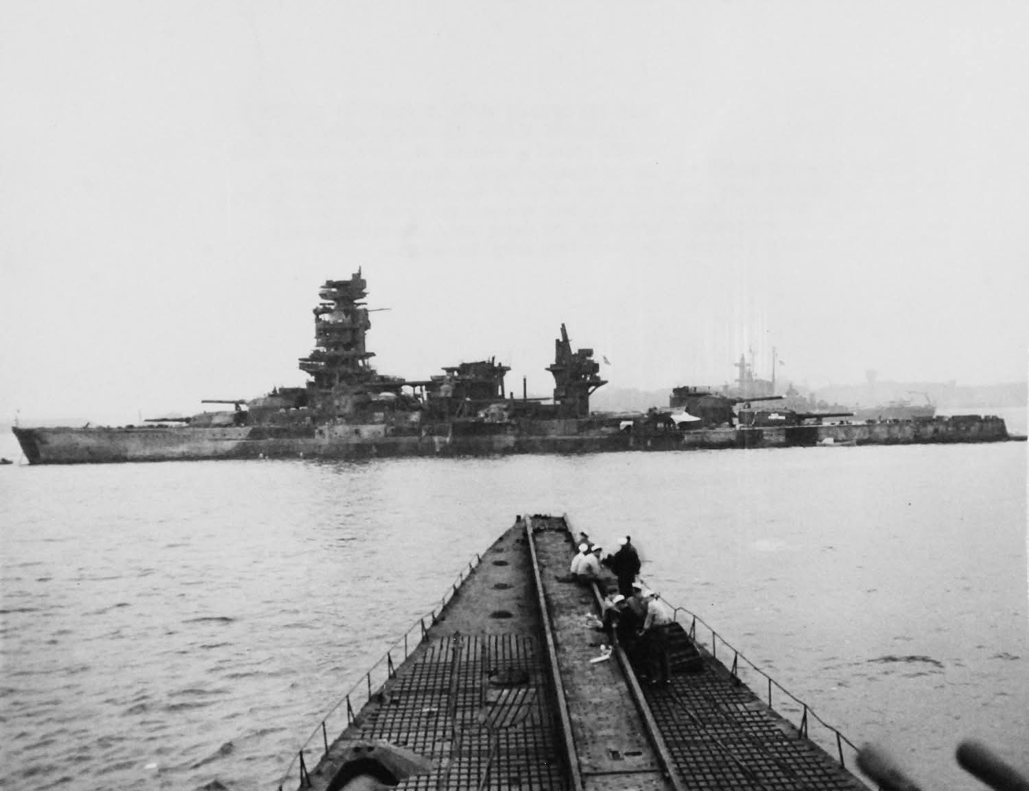 1946年。从被盟军缴获的伊-400号潜艇上拍摄的长门号战列舰。