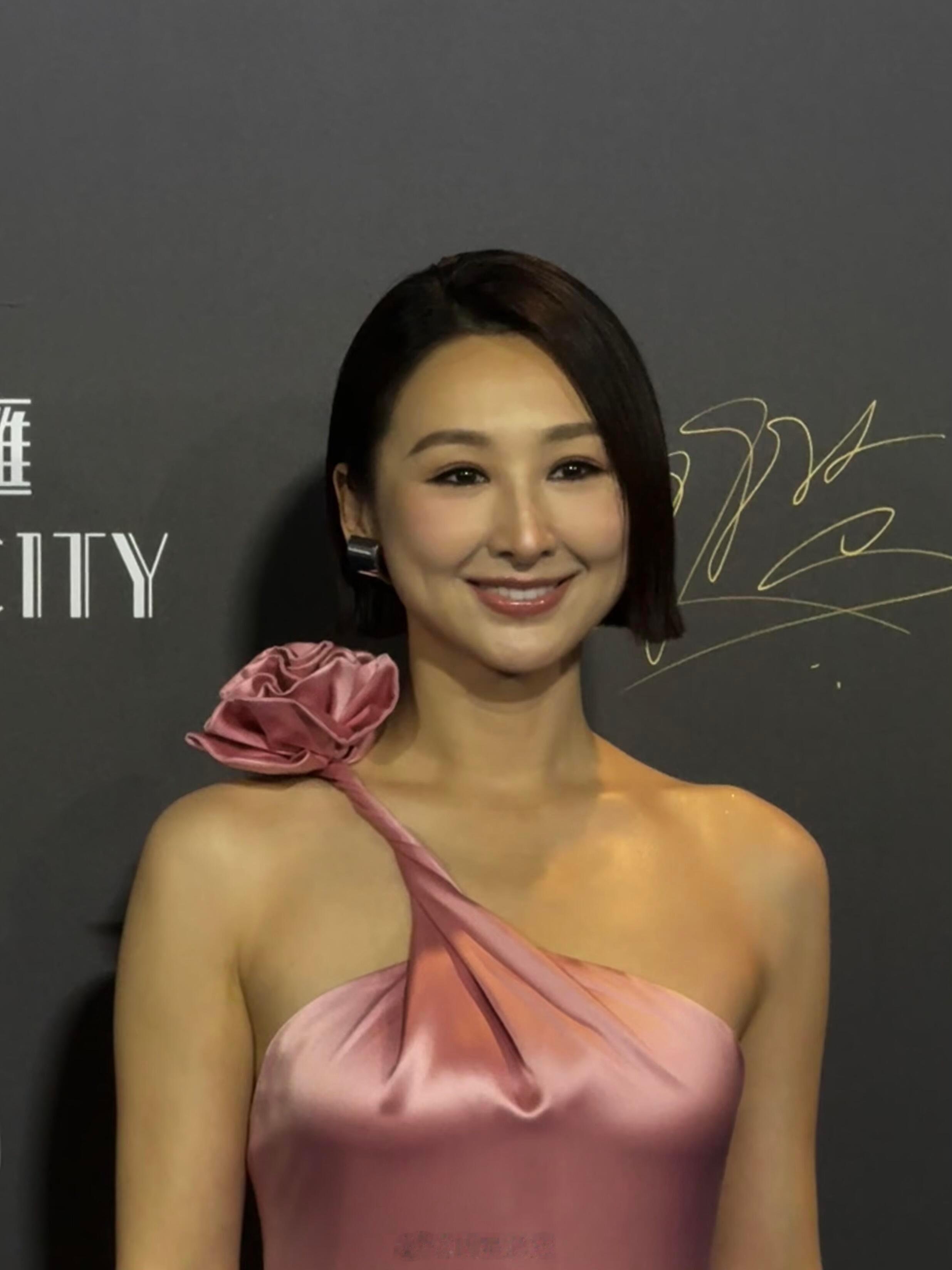 裙子是粉色，但高海宁还是撑住了哈！