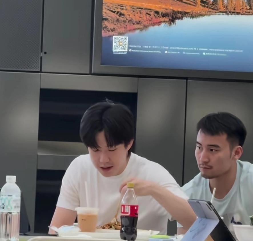 国乒终于到香港了，好好吃顿饭吧，这几天估计净吃些泡面之类了。印度真是不养