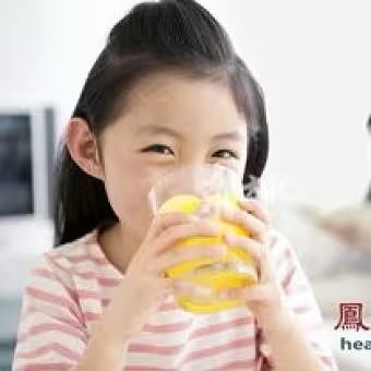 起床到底是先喝水还是先吃饭?起床后建议先喝水，再间隔10-20分钟吃饭。经