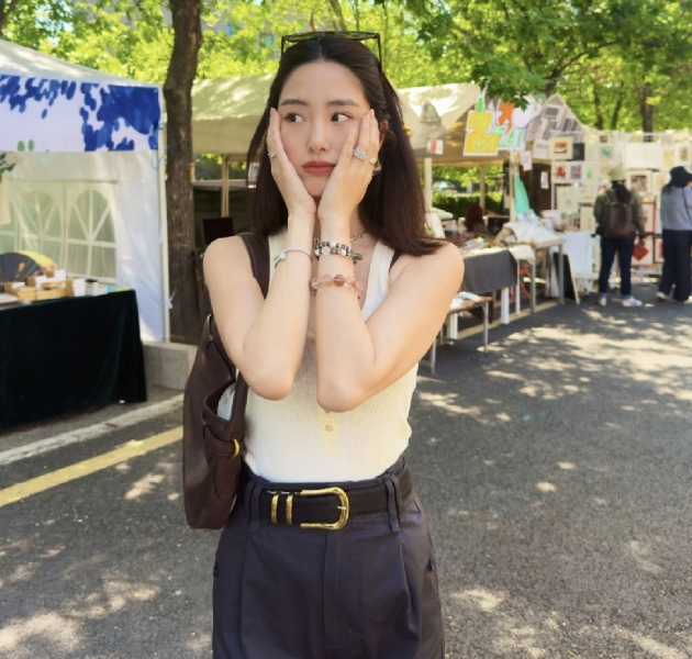 杨采钰分享她的日常生活照，照片中的她充实而又快乐她身穿T恤、牛仔裤、衬衫……简