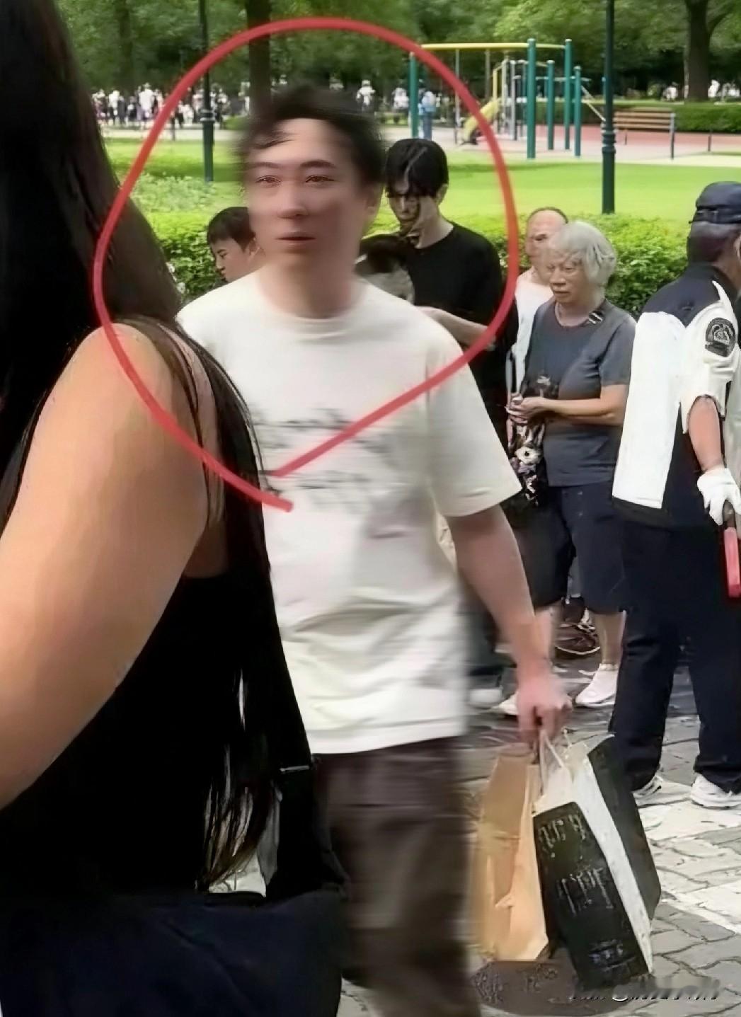 王思聪大概率不会再回国了，不是因为他欠了20亿，也不是王健林卖掉了48座万达，而