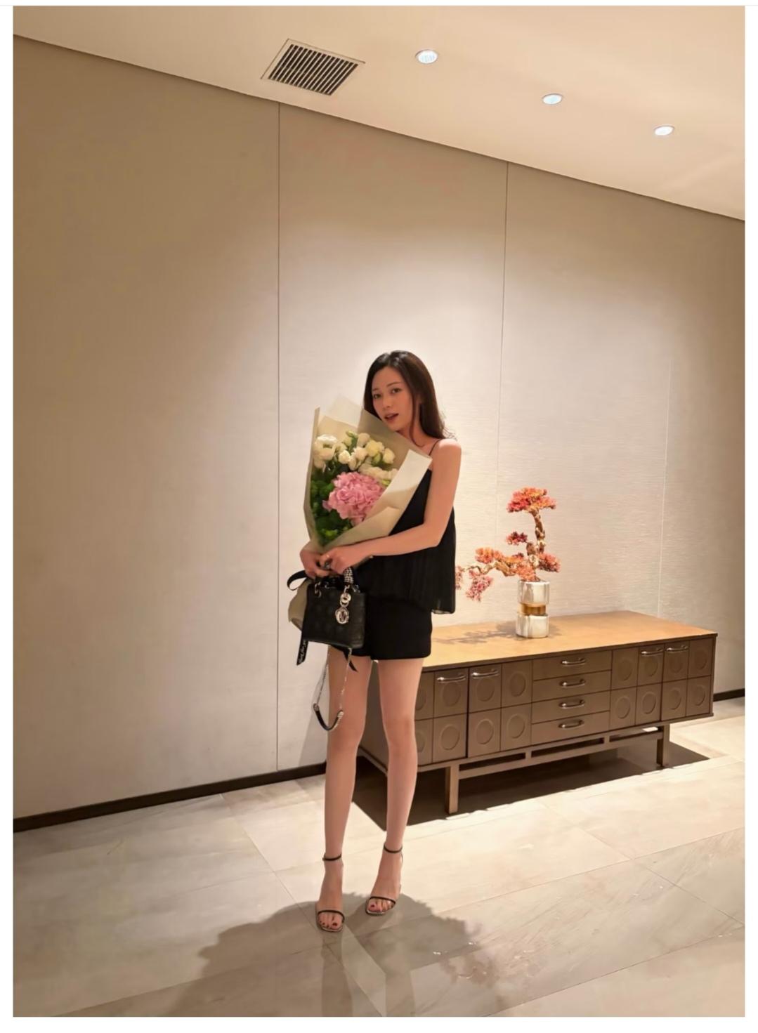 脚丫子美就算了，腿还这么好看。