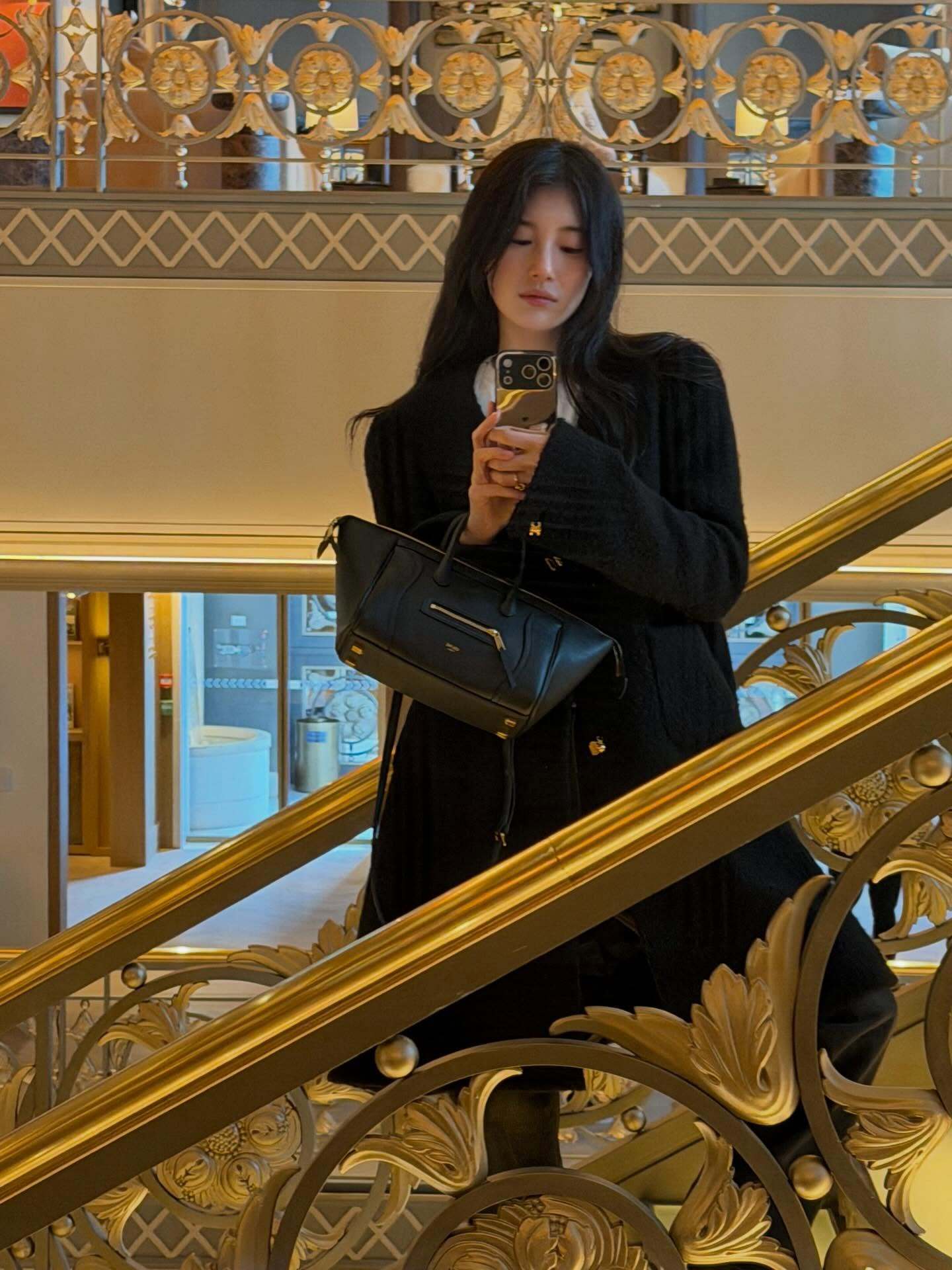 裴秀智今日ins更新CELINE外套好松弛🧥⌚