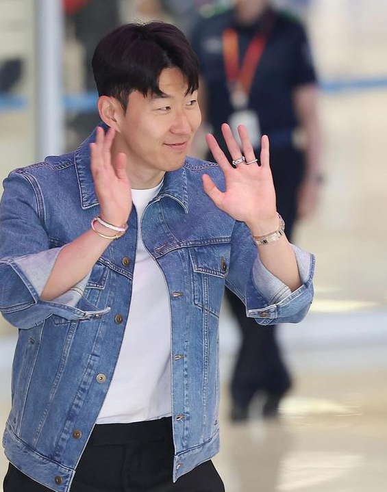 孙兴慜衣锦还乡应球迷要求展示欧联杯冠军奖牌