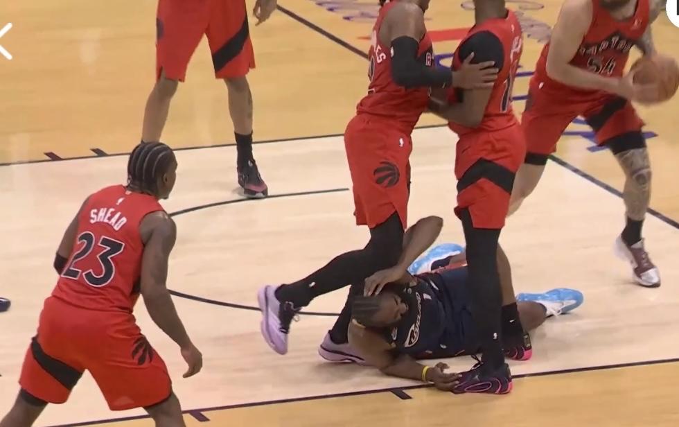 哈登突破遭猛龙多人围堵，抛投不中后，他跳起来抢篮板，却不料猛龙多名球员围着他，他