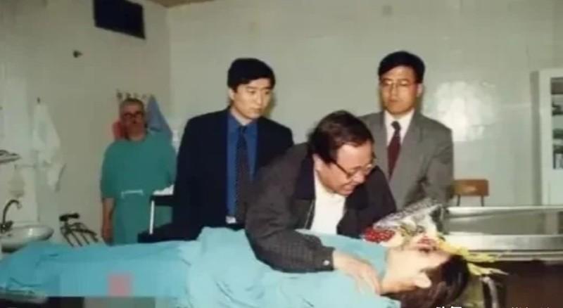 1999年春天，在北京301医院那个房间里，心电监护仪尖锐的单音拉成了一条直线，