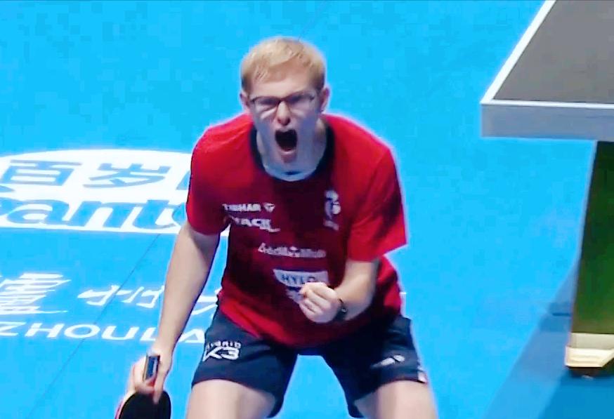 侯英超气坏了：王楚钦，你不能摆短了，人家都趴台子上了。第一局王楚钦11:13