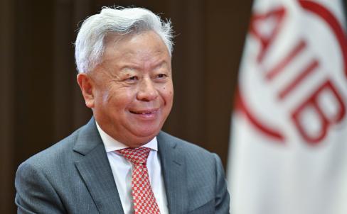 印度人可能要失望了！2026年1月15日，亚投行首任行长金立群正式届满卸任，接任