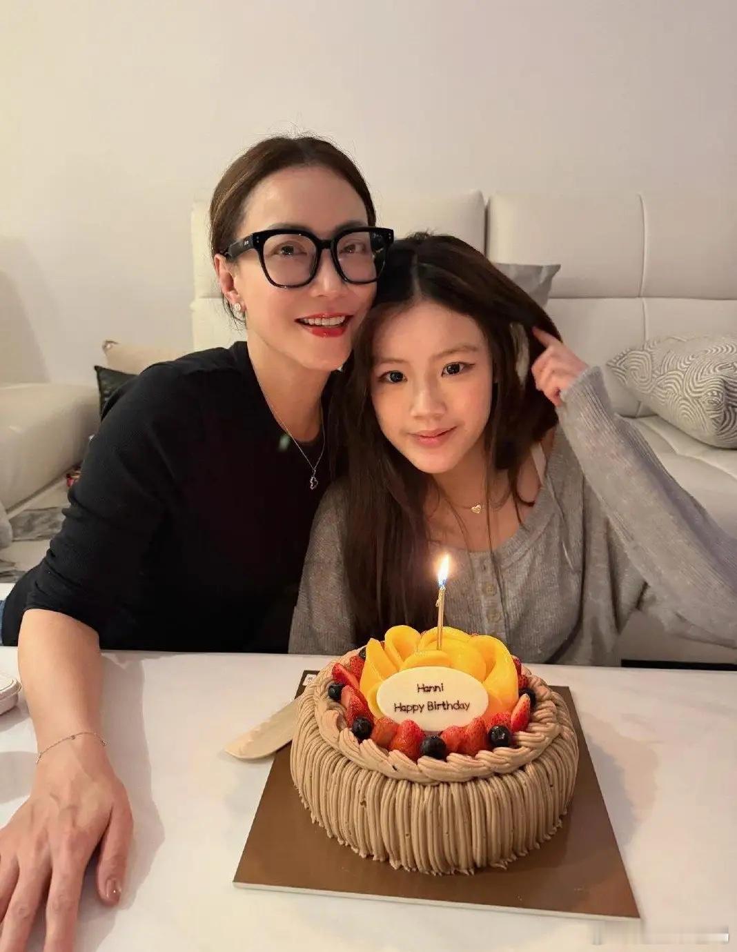 香港金牌经纪人霍汶希为女儿庆祝15岁生日，女儿长得非常像她，颜值挺高的，女儿完美
