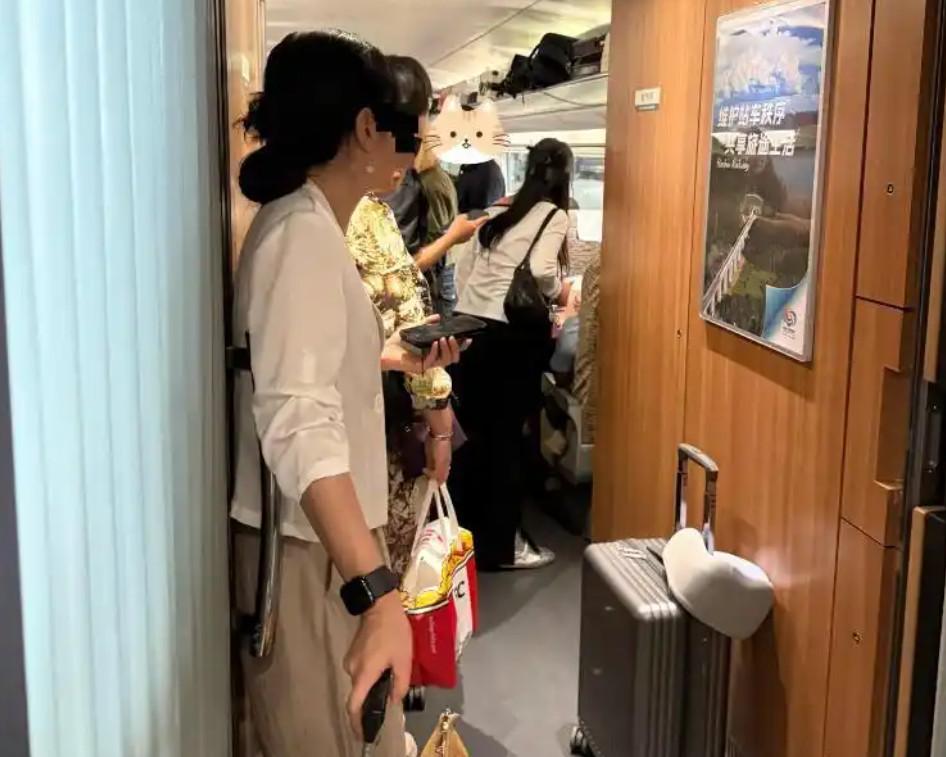8月28日，乘客李女士乘坐从长春西开往沈阳北的G116次列车，因列车临时由复兴号
