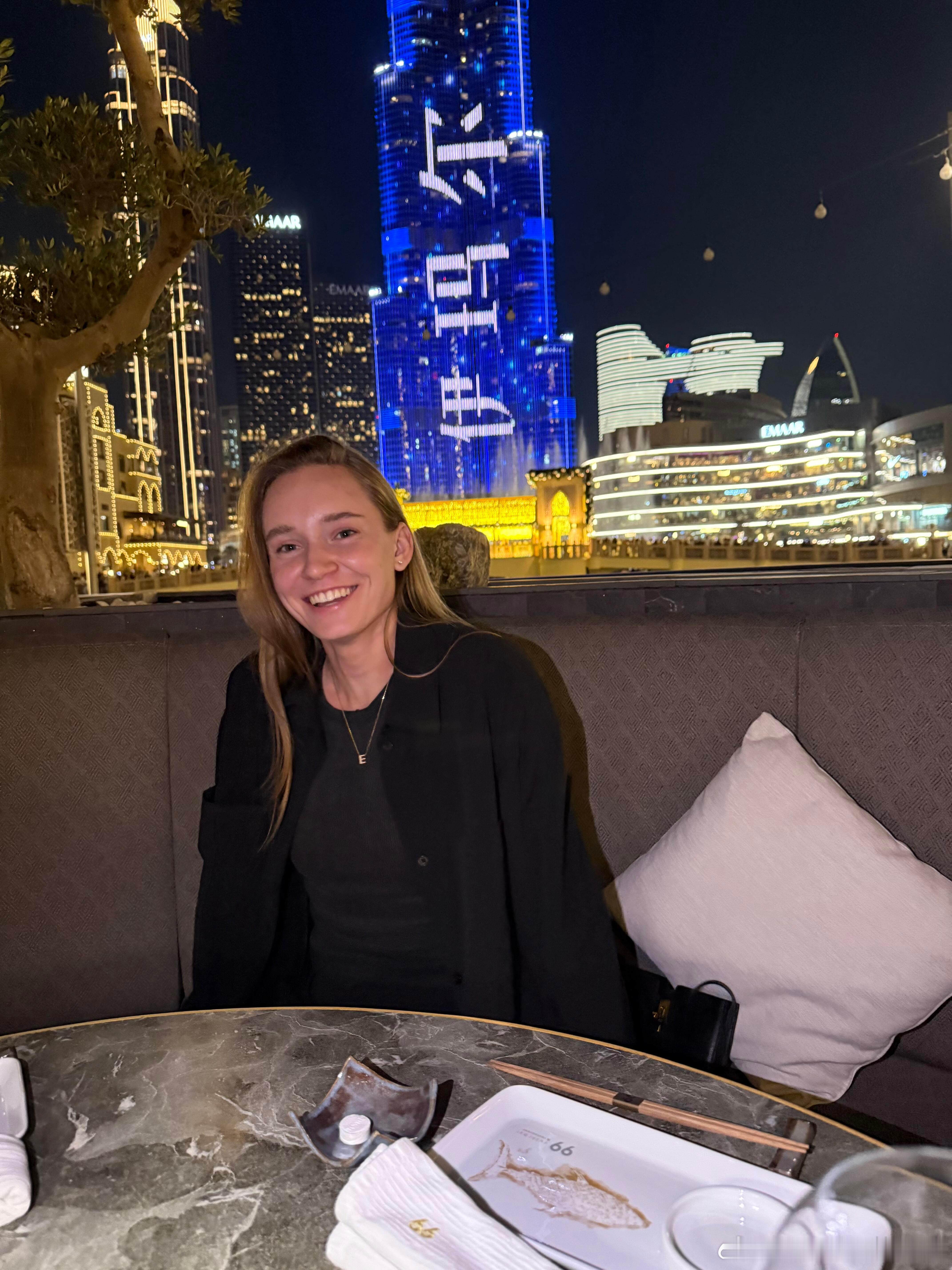 属于莱巴金娜和闺蜜👭的夜晚莱巴金娜和好闺蜜👭在一起好开心哦，都是大美人网球t