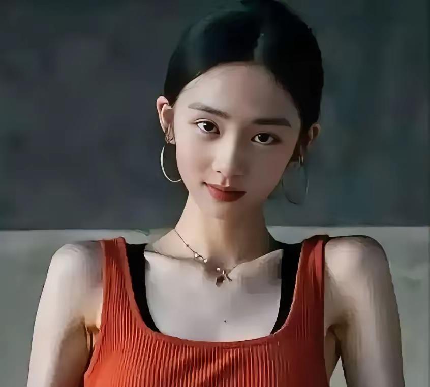 黄多多漂亮是漂亮但是感觉她给人感觉有点怪怪的主要的原因很简单，说句实话，黄多