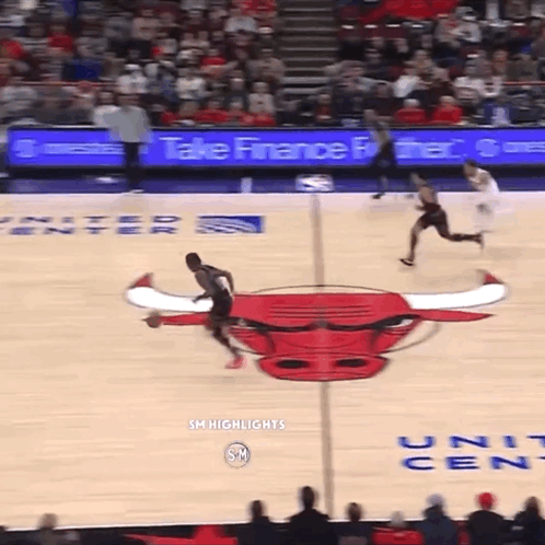 你着急个啥嘞，没人跟你抢！公牛球员迪林厄姆抢断下快攻，速度之快，无人能及，方圆十