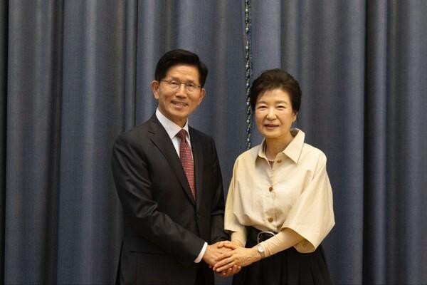 朴槿惠会见金文洙：放下委屈，团结一心赢得胜利据悉，24日，韩国前总统朴槿惠在