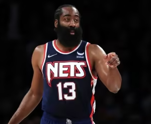 哈登在骑士没有透支体能，这是很关键的，哈登过往许多问题都出现在了体能。尤其是深轮