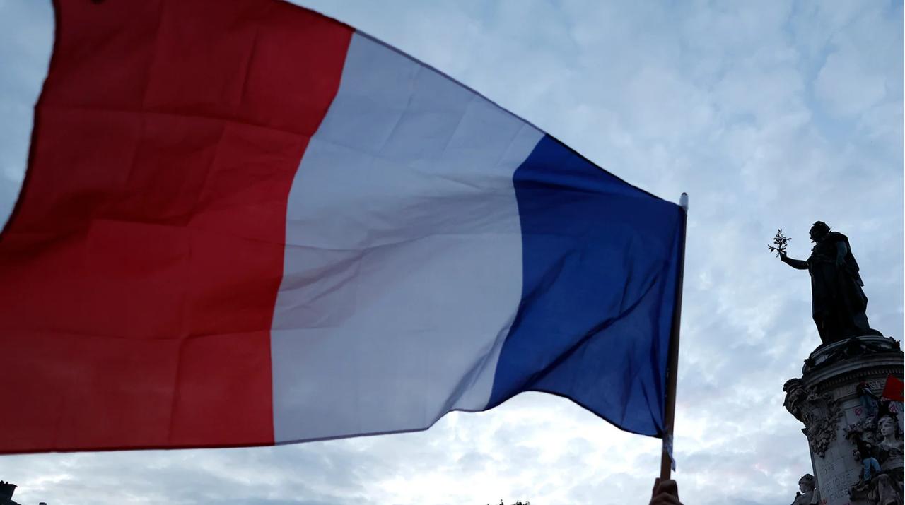 波兰大使在法国被捕  据波兰媒体Goniec报道，波兰大使在法国被拘留，其