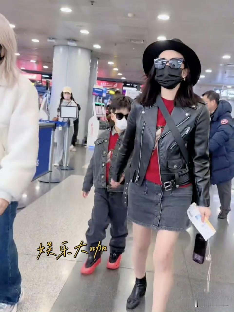 大家发现没有带孩子的基本上都是陈妍希离婚后陈晓基本上完全退出了陈晓和陈妍希的