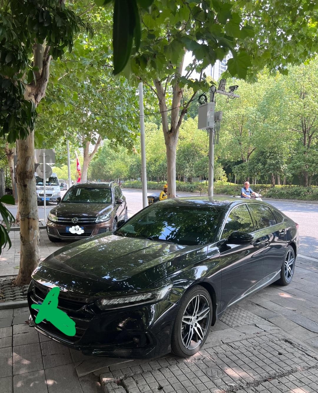 这里保安太嚣张了，我才停车1个小时去饭店吃饭，保安让我交9600元停车费，一小时