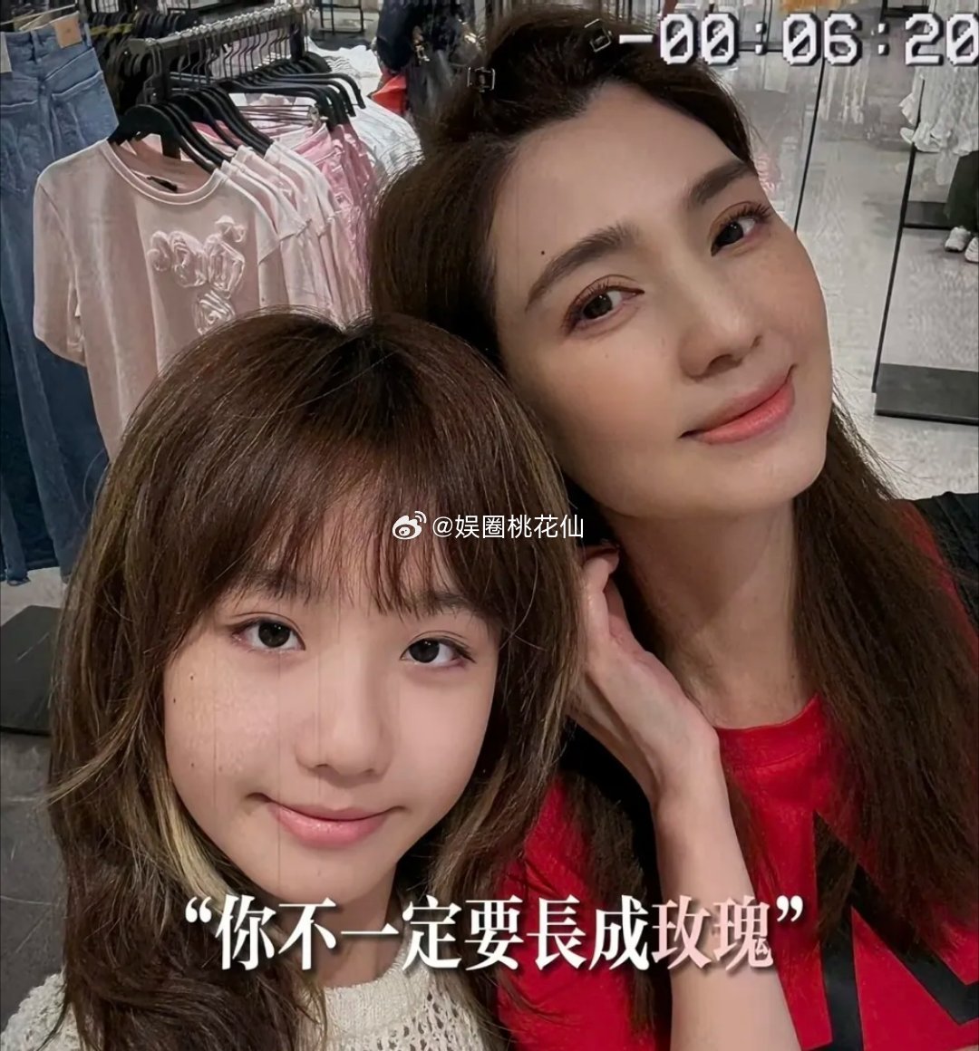 洪欣晒38节合影，娘家妈妈和12岁女儿都出镜，三代人同框长得太像了。彤彤遗传了洪