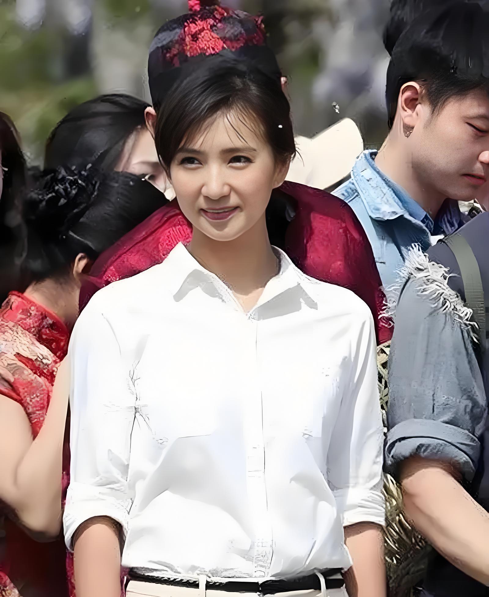 雷淞然毕业于中央戏剧学院表演系，“万人迷”陈好是他的老师。在他巡演期间，有一天晚