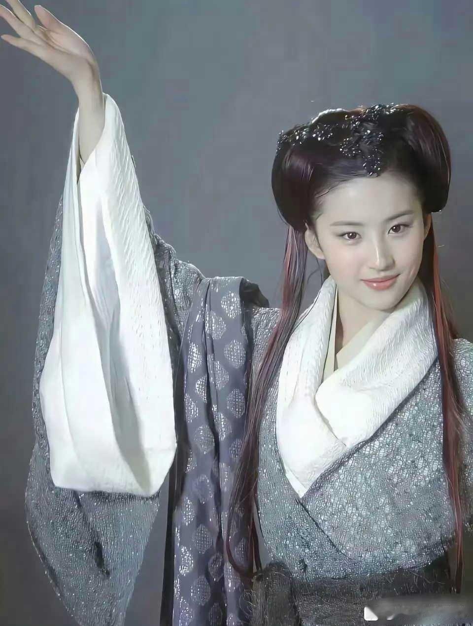 这个世界上只有丑衣服，绝对没有丑的刘亦菲